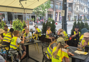 Klasa 2a i 2b na wycieczce po ul.Piotrkowskiej.